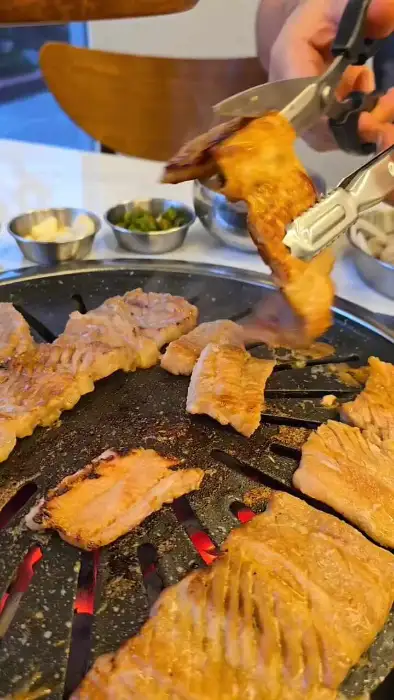 가위로 갈비 조각을 자르는 모습