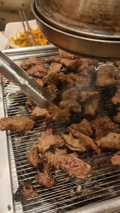 숯불 위에서 맛있게 구워지고 있는 소갈비살