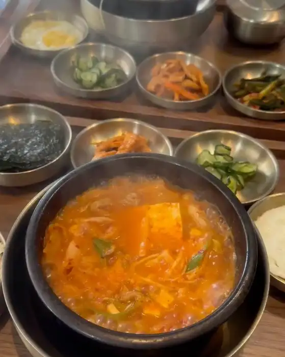 다른 각도에서 본 김치찌개와 곁들임 반찬