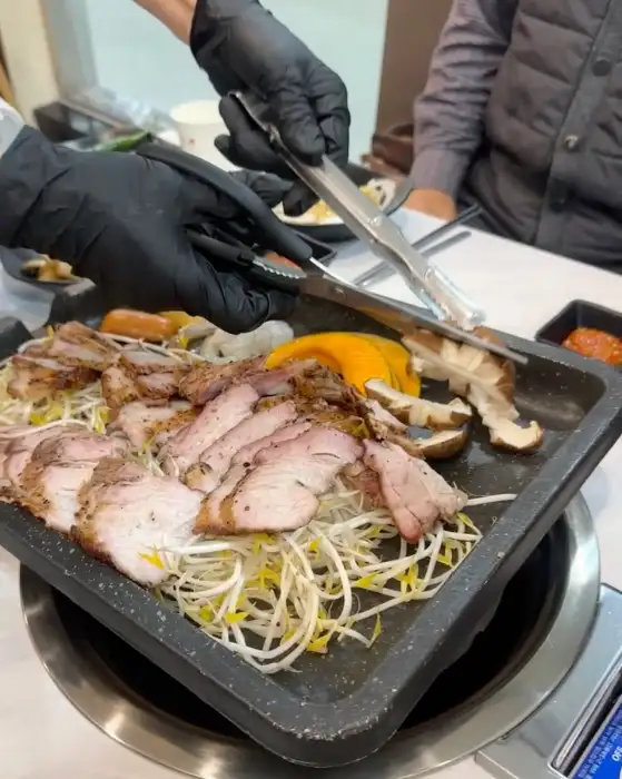 요거트에빠진돼지요돼지, 직원이 고기를 굽는 모습