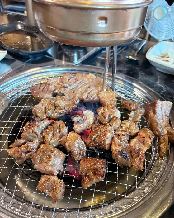 잘 구워진 돼지갈비 조각들