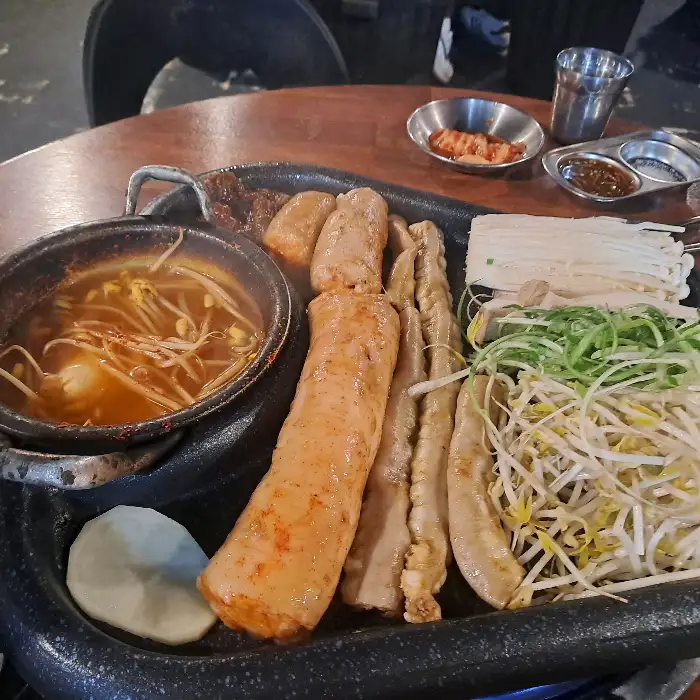 서가장인곱창 불판 위 음식