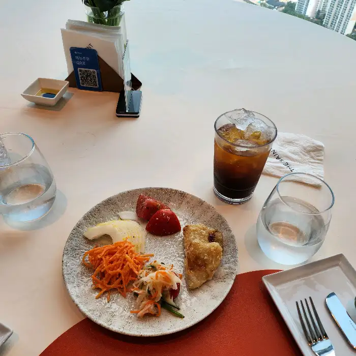세인트41 식사 테이블 모습
