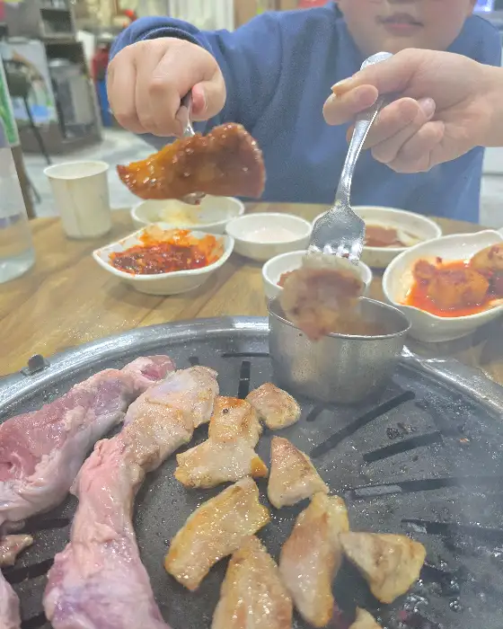 포크에 찍어 먹는 고기 조각