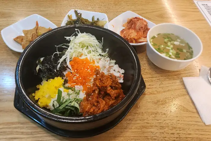 쫄면, 김밥, 만두 구성