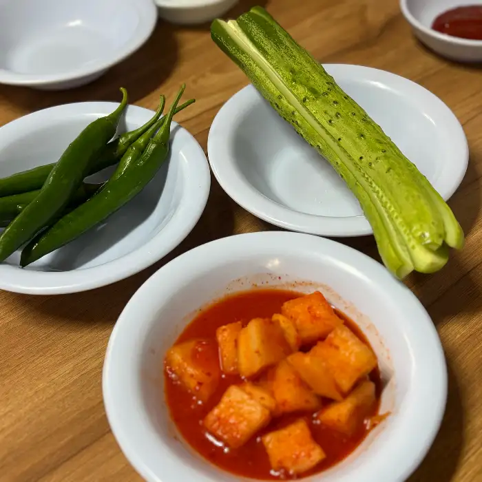 통오이, 풋고추, 깍두기, 특제 고추장이 담긴 원조호수삼계탕 반찬