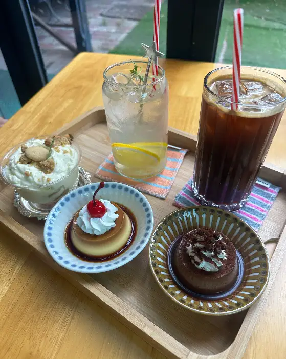 푸딩, 빙수, 커피, 레몬에이드가 담긴 트레이