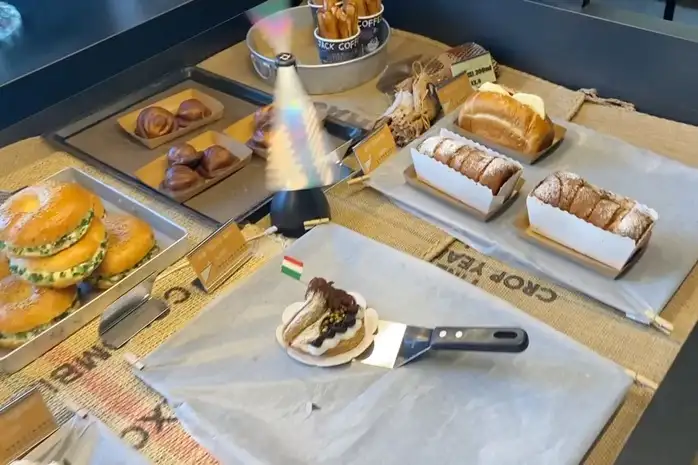 짹짹커피의 다양한 종류의 빵과 디저트