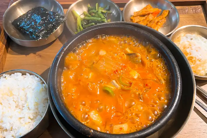 김치찌개 뚝배기와 곁들임 반찬들