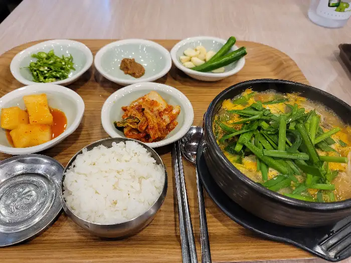 국밥과 함께 나온 정갈한 반찬들