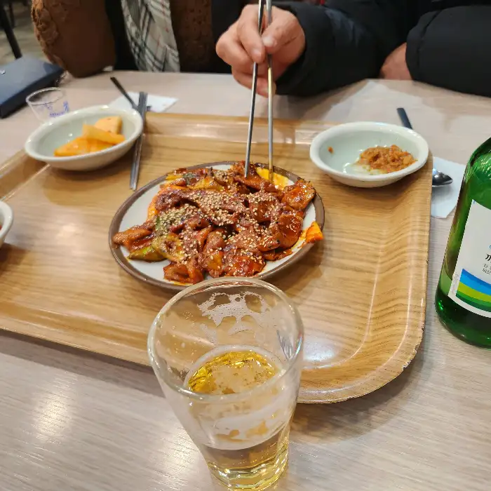 맥주와 함께 즐기는 오징어 불고기
