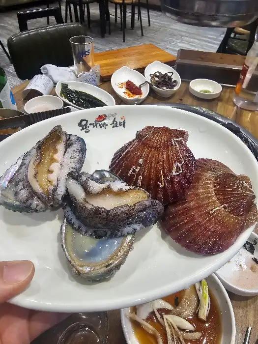 전복과 가리비, 그리고 쌈채소가 함께 담긴 접시
