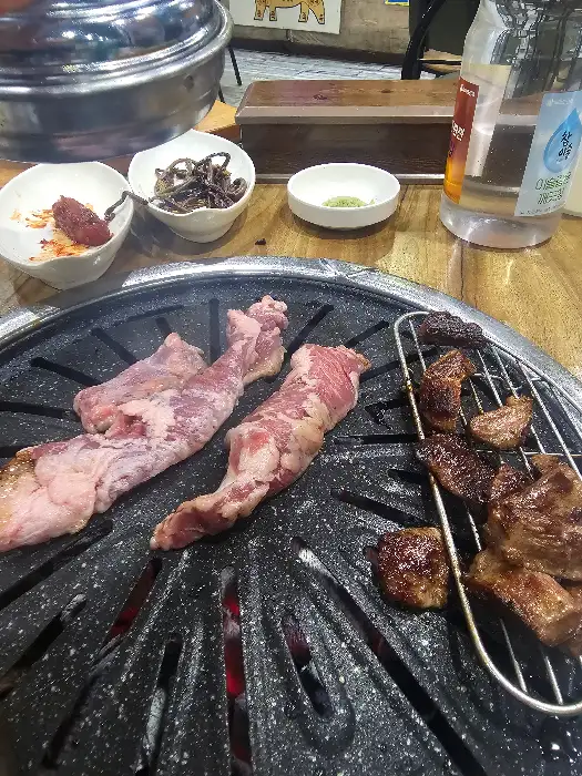전복과 가리비가 담긴 하얀 접시