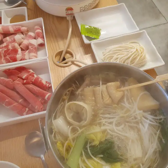 칼국수와 죽이 준비된 샤브샤브