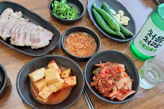 기본 반찬과 곁들임 메뉴
