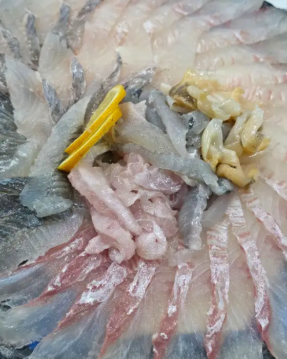 신선하게 플레이팅된 다양한 종류의 회 모듬