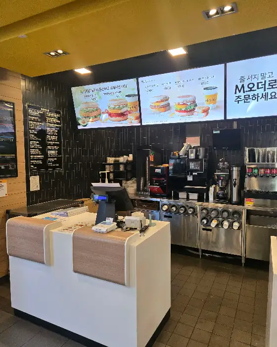맥도날드 매장 내부 카운터 및 메뉴판
