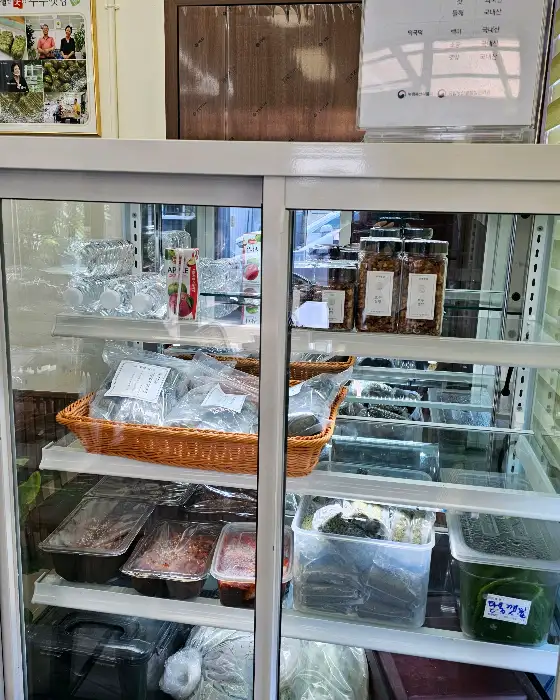추부깻담 냉장고에 진열된 다양한 반찬 및 떡 제품