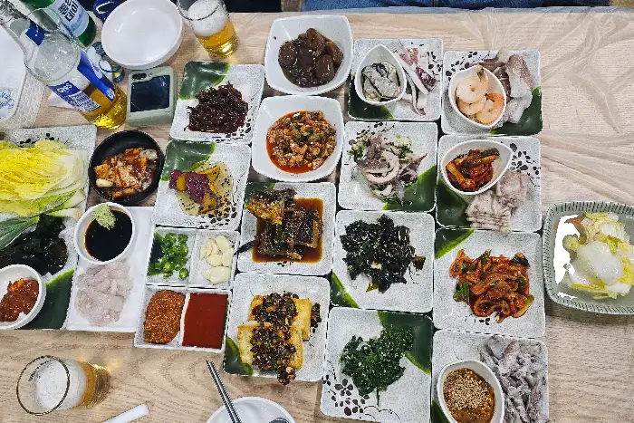 다양한 종류의 해산물 요리가 세팅된 모습