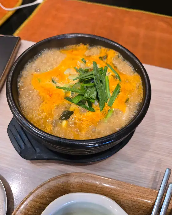김이 모락모락 나는 국밥 한 그릇