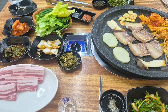다양한 쌈 채소와 곁들임 재료