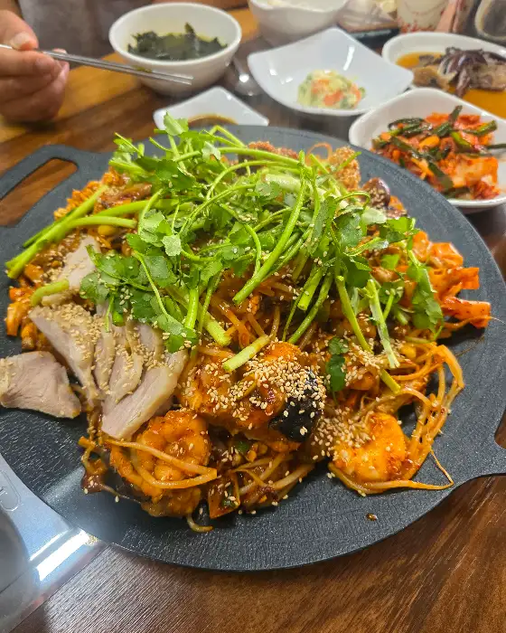 다양한 밑반찬과 메인 메뉴