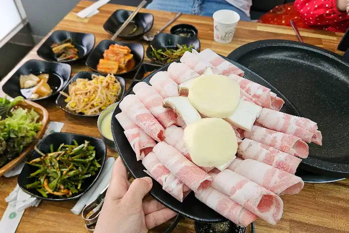 두툼한 흑돼지 삼겹살 덩어리