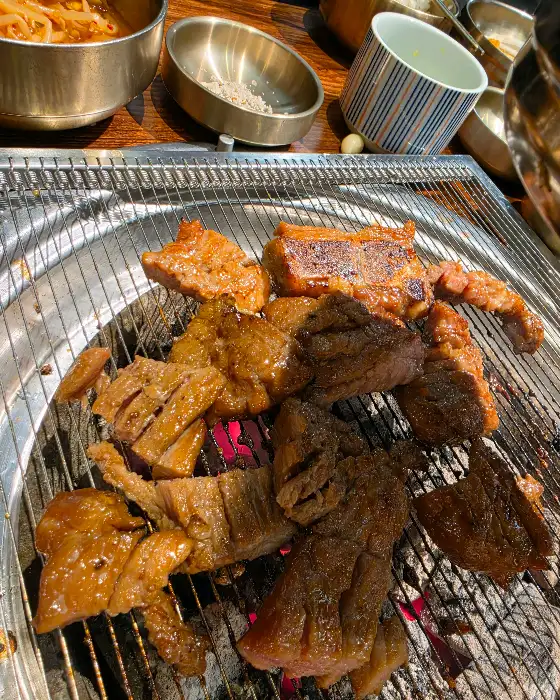참숯 화로 위에서 구워지고 있는 소고기