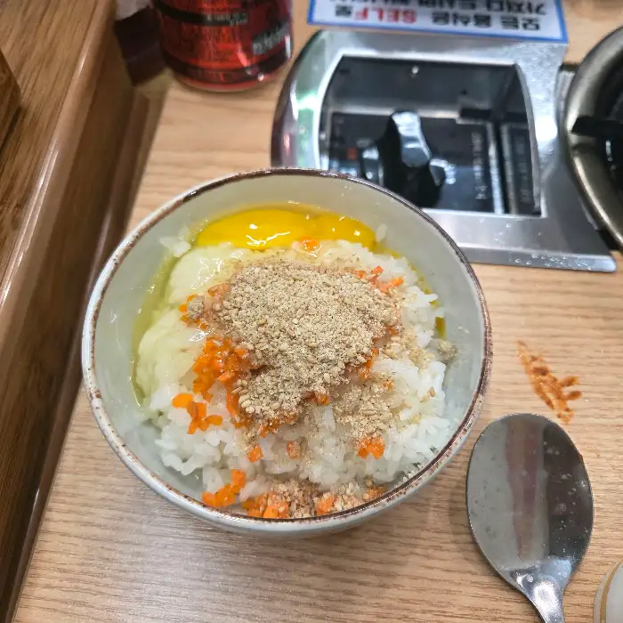 볶음밥 재료가 담긴 그릇
