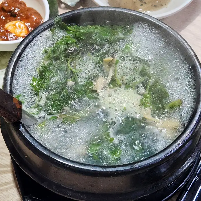 따뜻하게 끓고 있는 탕 요리