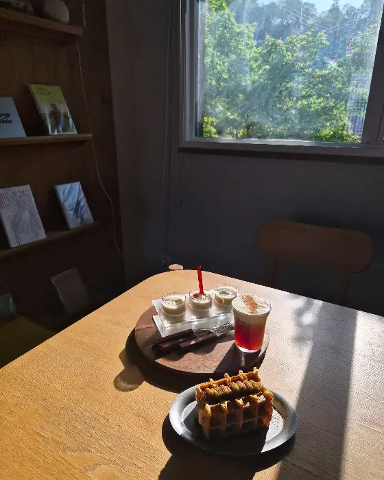 창가 자리와 디저트