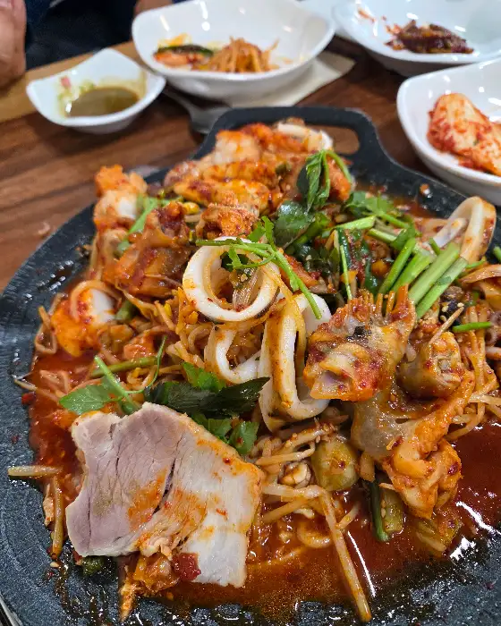 아구찜과 함께 제공된 수육