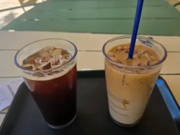아이스 아메리카노와 아이스 라떼가 담긴 컵