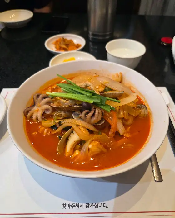 해물이 가득한 짬뽕 클로즈업