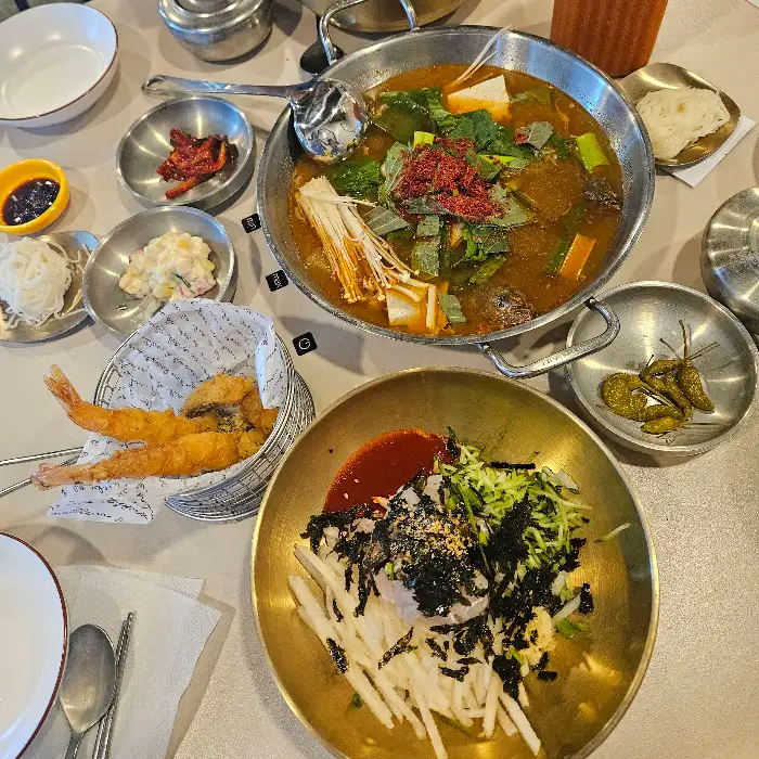 테이블 위에 차려진 다양한 음식들
