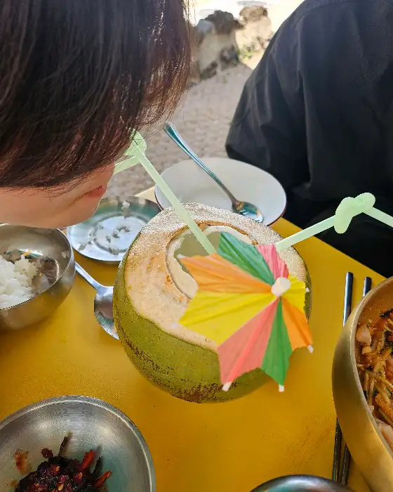 코코넛 음료와 함께 차려진 상차림