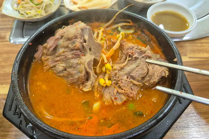 뼈가 듬뿍 담긴 묵은지 감자탕