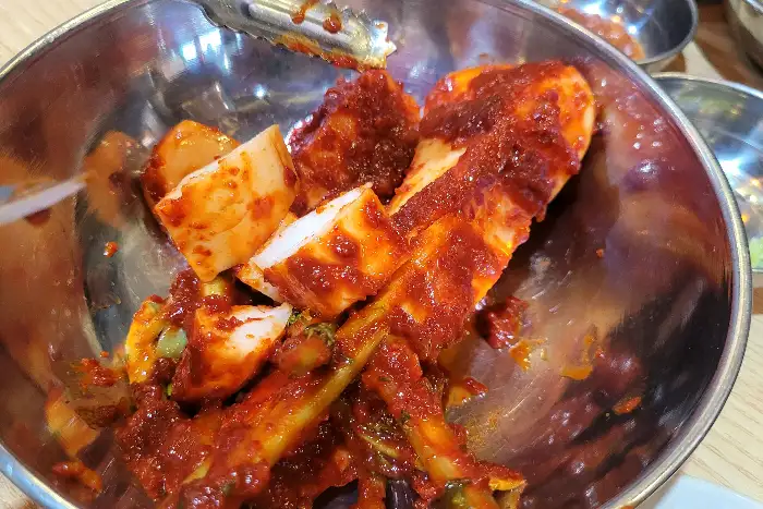 양념이 고르게 배인 갈비살 조각들