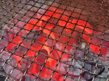 조선한우의 숯불이 활활 타오르는 모습