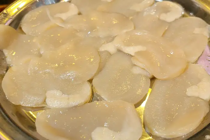 접시에 담겨 나온 신선한 생갈비살
