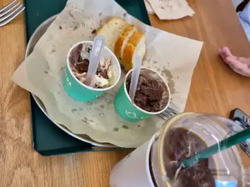 산솔 카페의 아이스크림과 빵, 음료