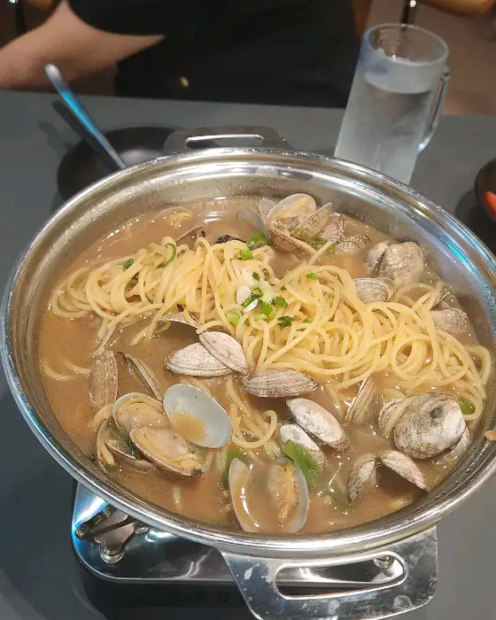 조개와 면이 가득한 바지락 술찜