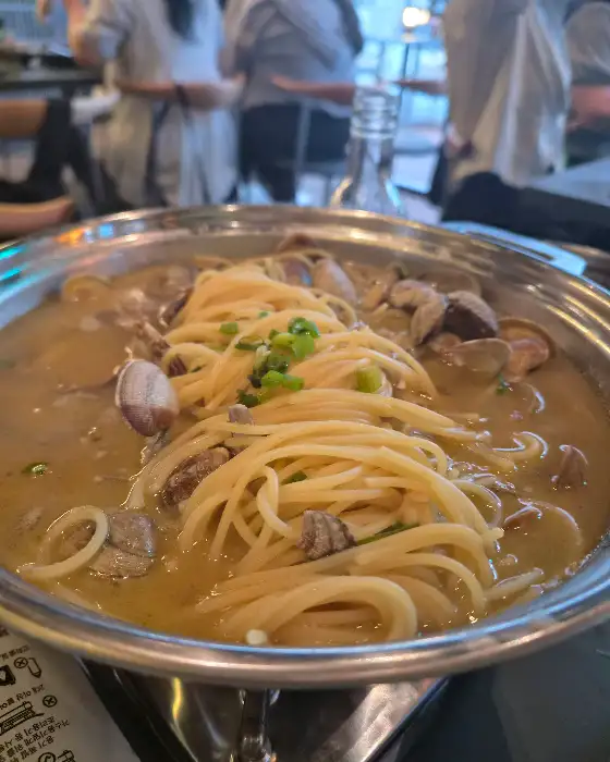 바지락과 면이 어우러진 뜨끈한 술찜