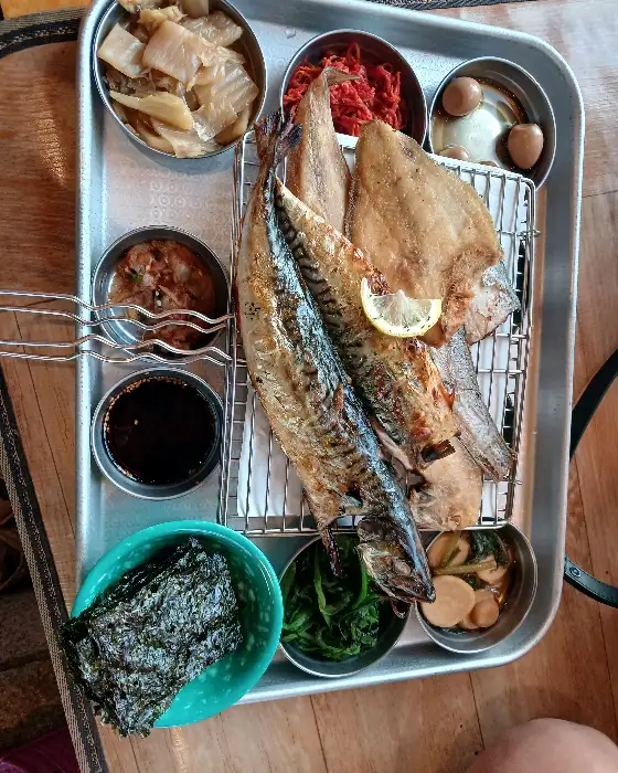푸짐하게 차려진 생선구이와 반찬들
