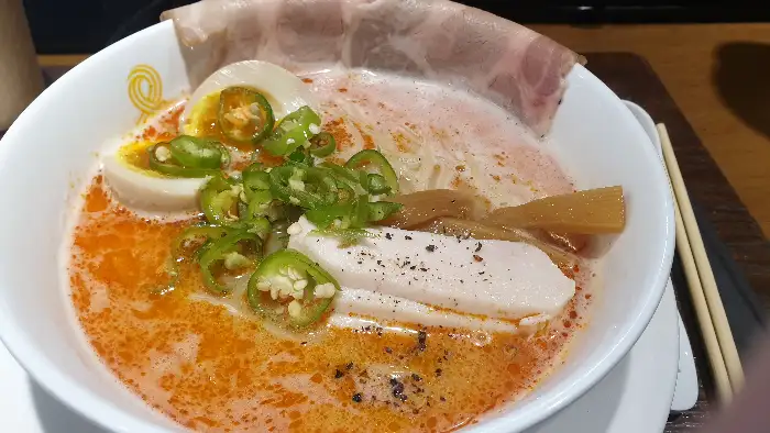 다양한 토핑이 올라간 라멘 그릇의 클로즈업