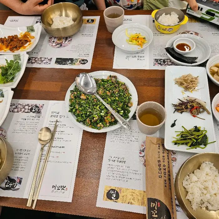 여러 가지 반찬과 밥, 국이 함께 차려진 한정식 상차림