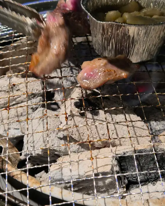 집게로 집어든 잘 익은 갈비살 한 점