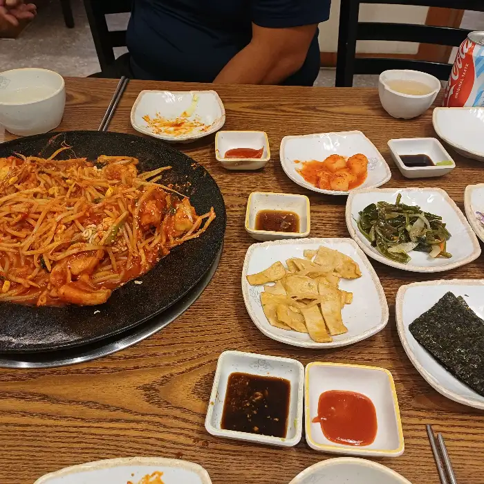 테이블에 차려진 다양한 반찬들