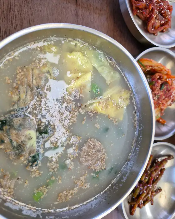 추부깻담 깻잎 왕갈비 떡국과 정갈한 밑반찬