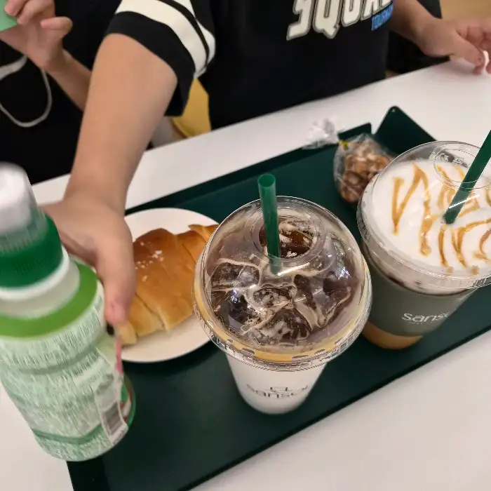 산솔 카페의 다양한 음료와 빵